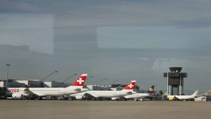 पायलट की सूझबूझ से बची 228 यात्रियों की जान, इमरजेंसी स्लाइड्स से सुरक्षित निकाले गए सभी यात्री