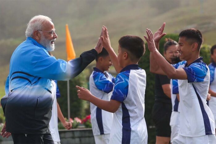 गोल के बाद पीएम मोदी ने खिलाड़ियों के साथ किया सेलिब्रेशन, फुटबॉल मैदान से खास तस्वीरें