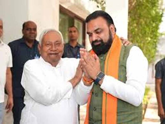 पटना में नीतीश कुमार की सम्राट चौधरी से मुलाकात, डिप्टी सीएम और मुख्य सचिव से भी भेंट