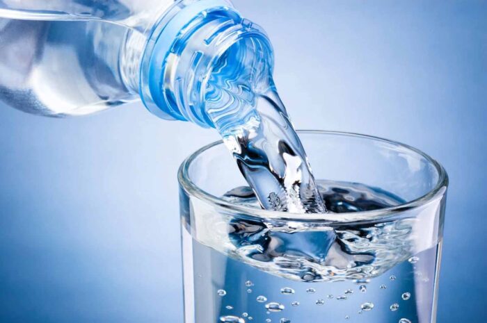 गर्मी में कितना पानी पीना चाहिए? उम्र के हिसाब से जानें सही मात्रा