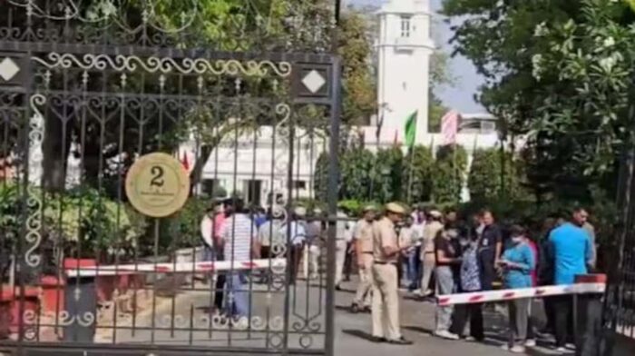 अज्ञात कार ने दिल्ली विधानसभा का गेट तोड़ा, स्पीकर के कमरे के बाहर गुलदस्ता छोड़कर भागे
