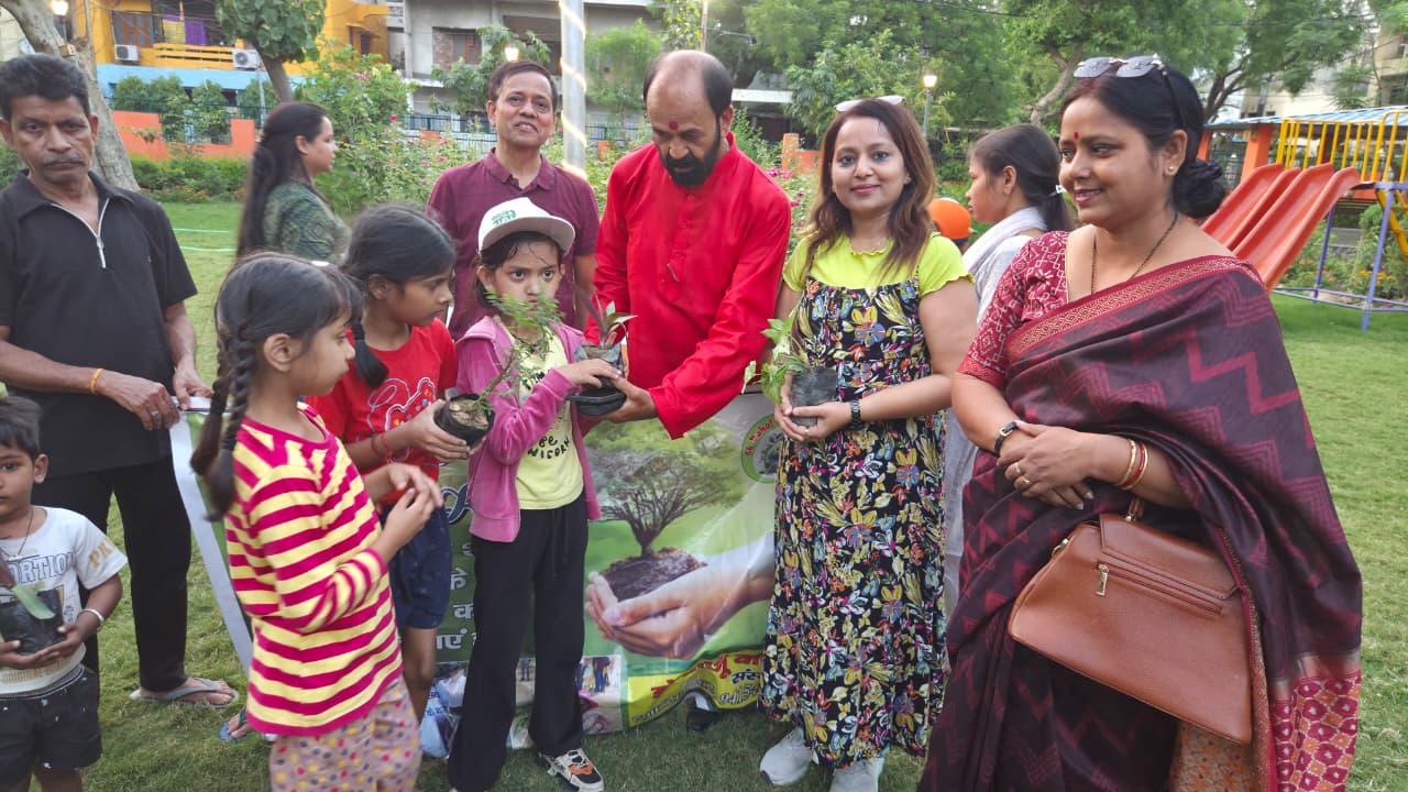 पृथ्वी दिवस की अवसर पर श्रीराम पार्क में पौधा रोपण एवं पौधा वितरण कार्यक्रम