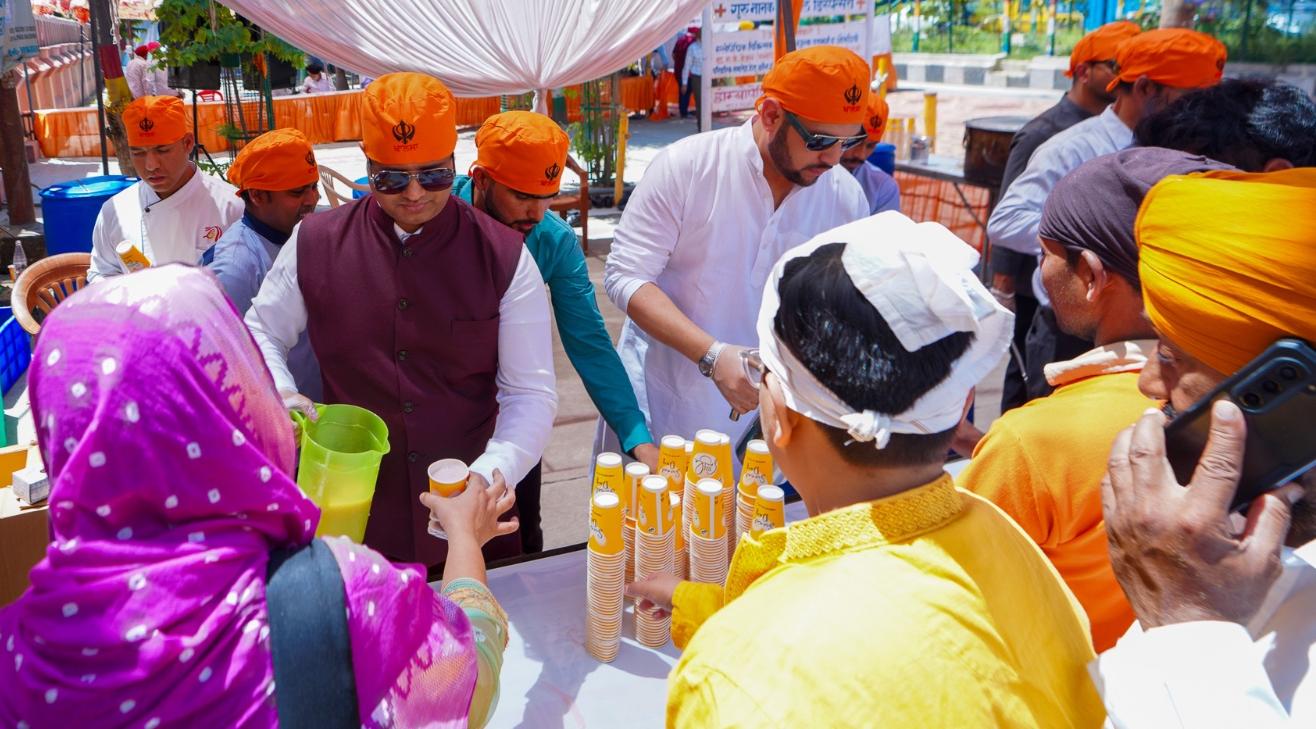 बैशाखी पर लुलु हाइपरमार्केट की पहल, गुरूद्वारे में श्रद्धालुओं के लिए लंगर वितरण किया