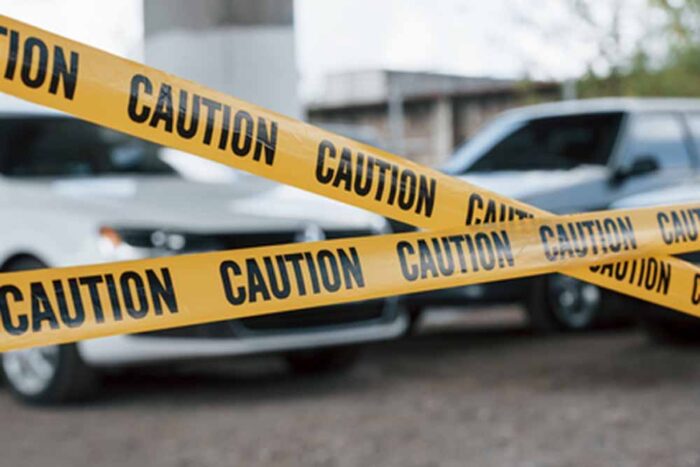 अहमदाबाद के पास हाईवे हादसा: तेज रफ्तार बस ने वैन को टक्कर मारी, राहत कार्य जारी