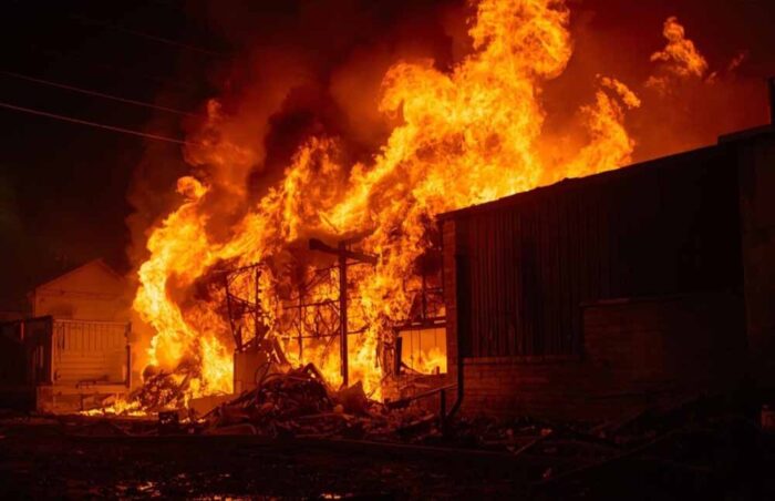 आबादी के बीच प्लास्टिक फैक्ट्री में लगी भयंकर आग, लोग घर छोड़ने को मजबूर