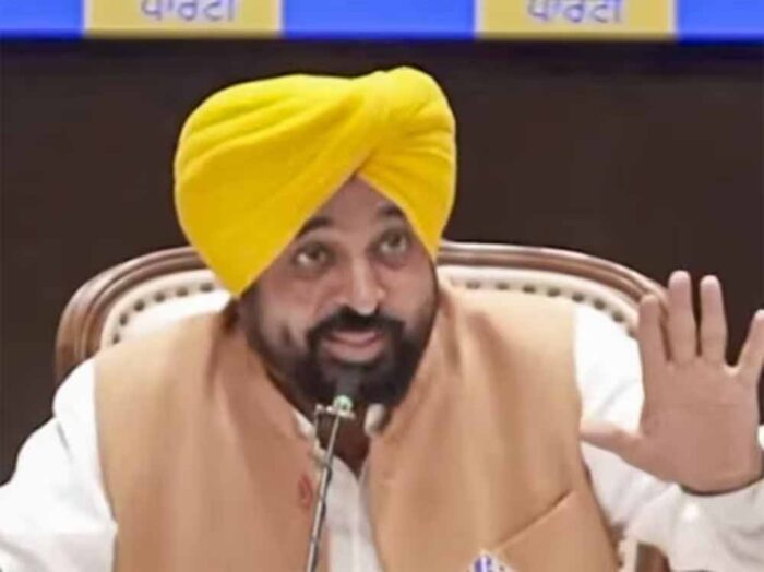 AAP सांसदों पर CM Bhagwant Mann का वार, बोले- ‘स्वाद बढ़ा सकते हैं, पर वजूद नहीं’