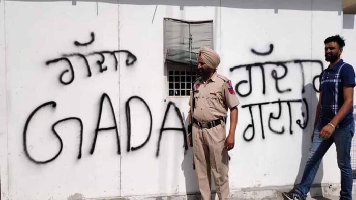 Punjab Politics: इस्तीफों से गरमाई सियासत, Harbhajan Singh के घर के बाहर विरोध प्रदर्शन