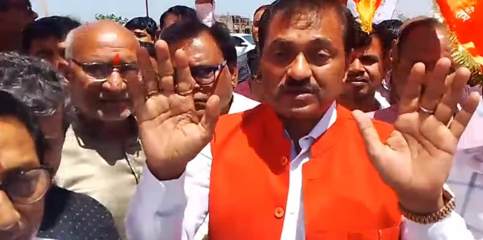 मंदिर पर अतिक्रमण मामला : उद्योगपति राजेश मसाला ने एडीएम को ज्ञापन सौंपकर की कार्रवाई की मांग