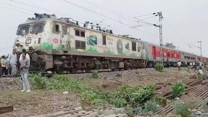 तेज हवाओं ने बढ़ाई मुसीबत, कई जगह ट्रैक पर पेड़ गिरने से ट्रेनें प्रभावित