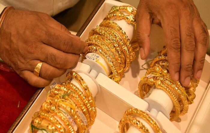Silver Price Drop: चांदी ₹6000 सस्ती, सोने में ₹1100 की कमी आई