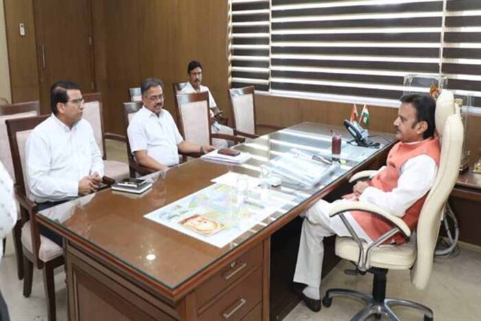 नर्सिंग कॉलेजों की छात्राओं की नियुक्ति में उपलब्ध सभी जिलों का विकल्प करें प्रदान