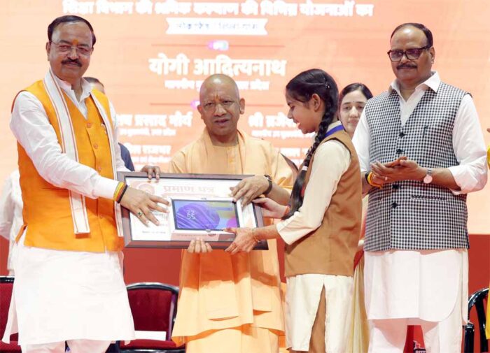 सीएम योगी के हाथों सम्मान पाकर अभिलाषा बोलीं- ‘डॉक्टर बनना है सपना’