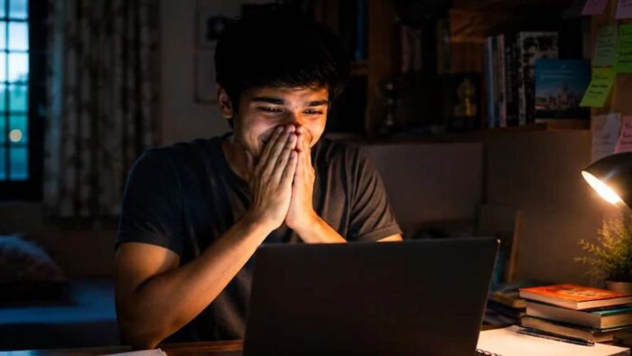 CBSE बोर्ड का 12वीं रिजल्ट जारी: इस बार घटा पास प्रतिशत, SMS से मिनटों में करें स्कोर चेक
