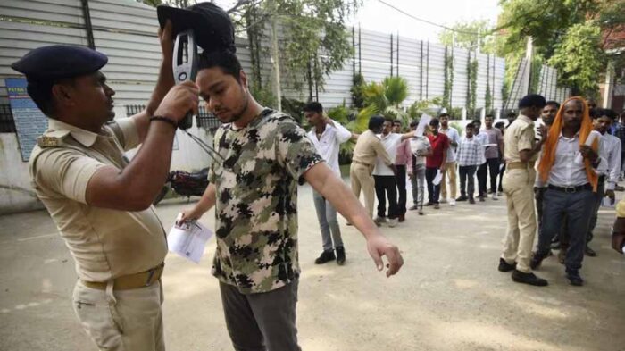 मेदिनीनगर NEET परीक्षा विवाद: 48 छात्रों की परीक्षा प्रभावित, अफरा-तफरी