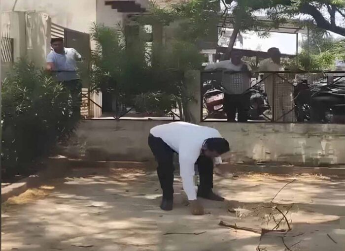 कचहरी रोड पर फिल्मी नजारा: बंदर ने 500-500 के नोट हवा में उड़ाए, भीड़ जुटी