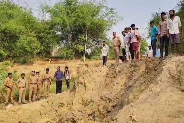 चीखों से गूंजा गांव: मिट्टी का टीला गिरने से 8 दबे, 3 की मौत