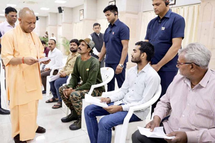 लखनऊ में जनता दर्शन,सीएम योगी ने सुनीं शिकायतें, शिक्षा और भर्ती पर दिया बड़ा संदेश