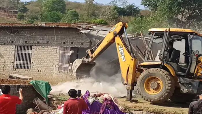 डबरीपानी में कार्रवाई शुरू: बुलडोजर से महामाया पहाड़ के अतिक्रमण हटाए जाएंगे, पुलिस बल मौजूद