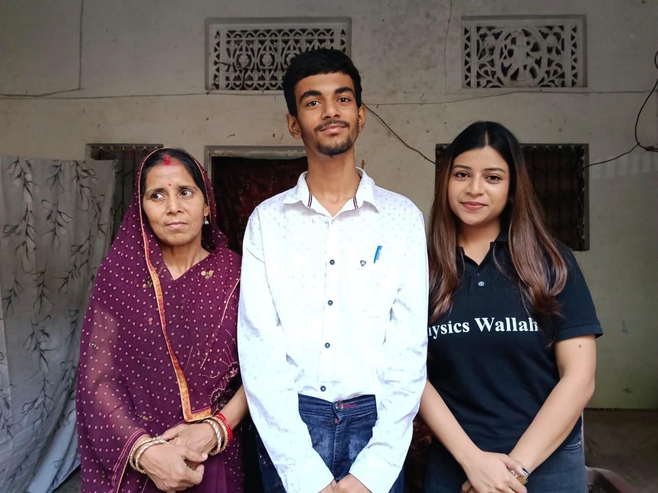 फिजिक्सवाला (PW) के छात्र शिवम अवस्थी ने ICSE कक्षा 10 बोर्ड परीक्षा 2026 में 500 में से 499 अंक प्राप्त किए