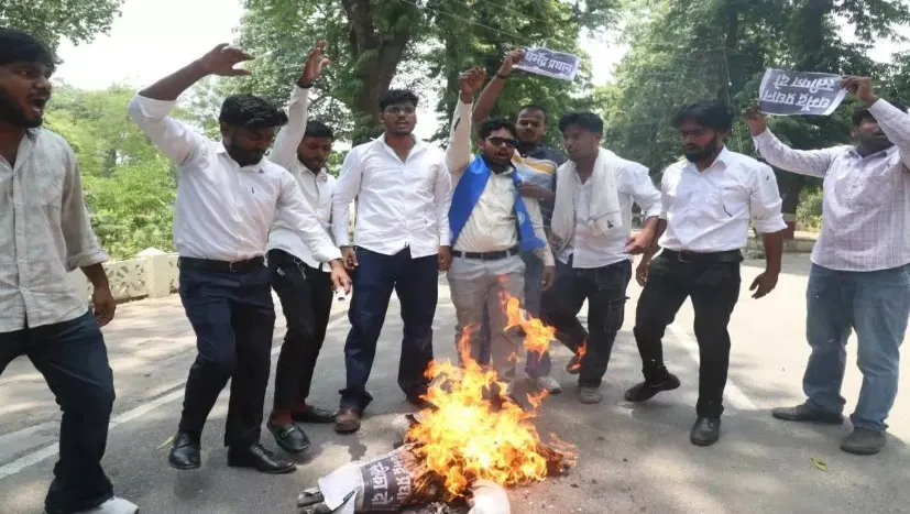 लखनऊ: BAPSA का नीट पेपर लीक के विरोध में प्रदर्शन, धर्मेंद्र प्रधान का पुतला फूंका