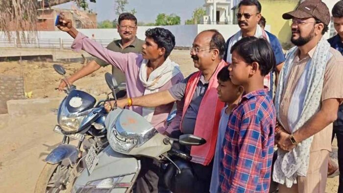 डिप्टी सीएम अरुण साव का अलग अंदाज, स्कूटी पर सवार होकर किया विकास कार्यों का निरीक्षण