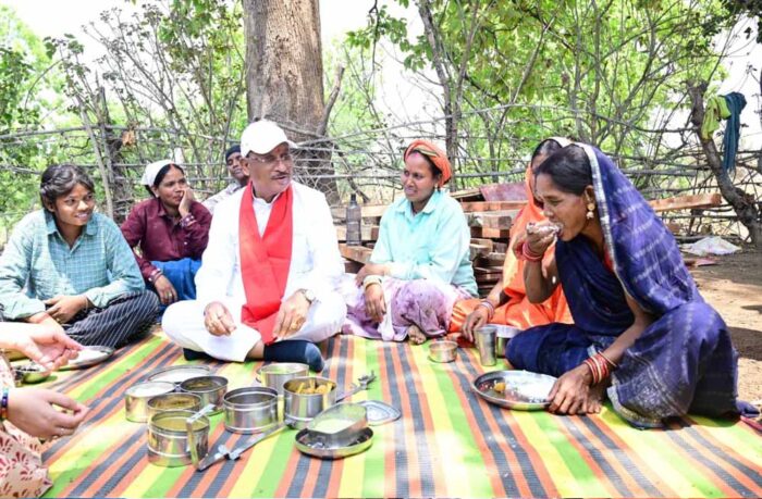 निर्माणाधीन पंचायत भवन में भोजन के साथ साथ मुख्यमंत्री साय लेते रहे योजनाओं का फीडबैक