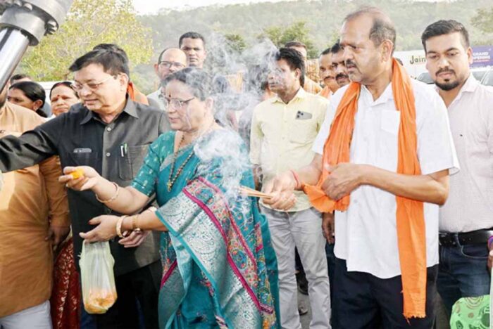 उद्योग मंत्री  लखनलाल देवांगन व महापौर मती संजूदेवी राजपूत ने कार्य हेतु भूमिपूजन