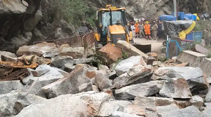 केदारनाथ यात्रा मार्ग पर सोनप्रयाग में चट्टान गिरने से एक की मौत, दूसरा घायल