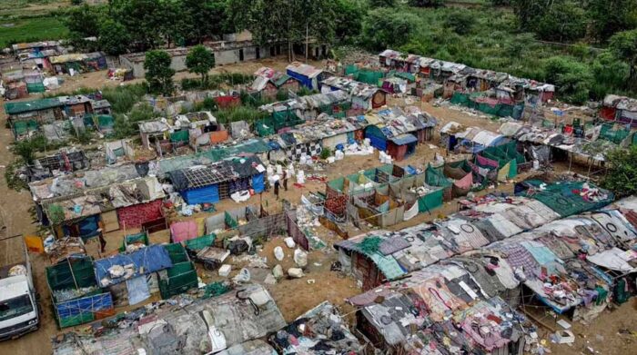 आवास को लेकर बढ़ी खींचतान: झुग्गियों पर सरकारी कर्मचारियों ने भी ठोका हक