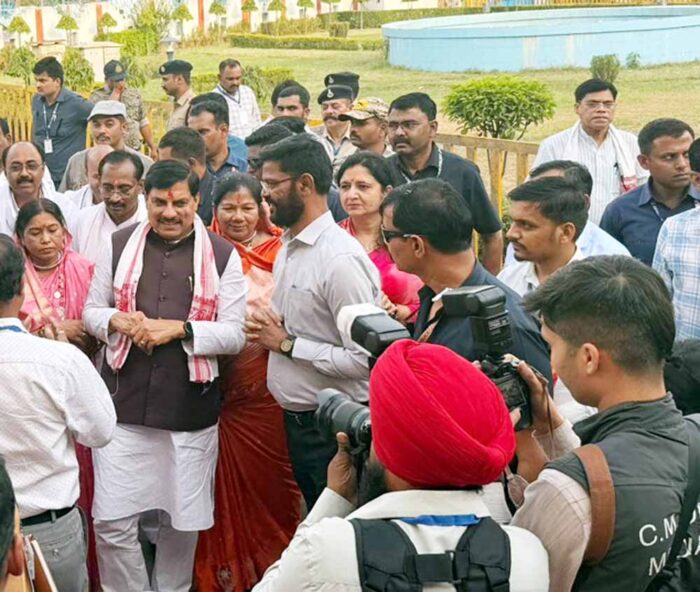 मुख्यमंत्री डॉ. यादव सिंगरौली में बस से पहुंचे कार्यक्रम स्थल