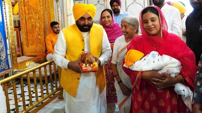 CM भगवंत मान की शुकराना यात्रा जारी, अमृतसर में माथा टेककर लिया आशीर्वाद, फूलों से हुआ स्वागत