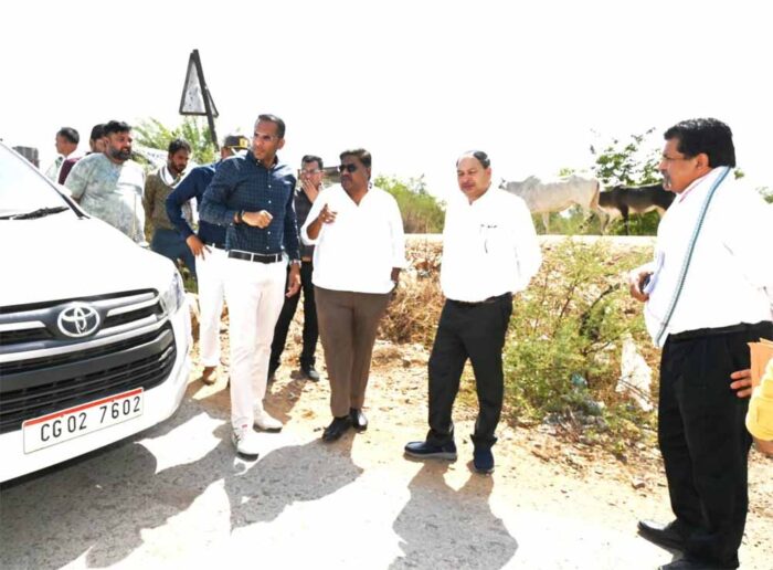 निर्माण कार्यों में देरी पर जताई नाराजगी, संबंधित एजेंसियों को नोटिस जारी करने के निर्देश