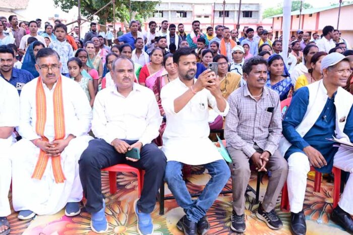 खाट में बैठकर ग्रामीणों से किया संवाद: सुनी समस्याएं, समाधान के दिए निर्देश