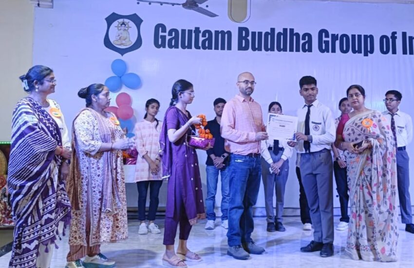 सम्मान पाकर खिल उठे मेधावियों के चेहरे