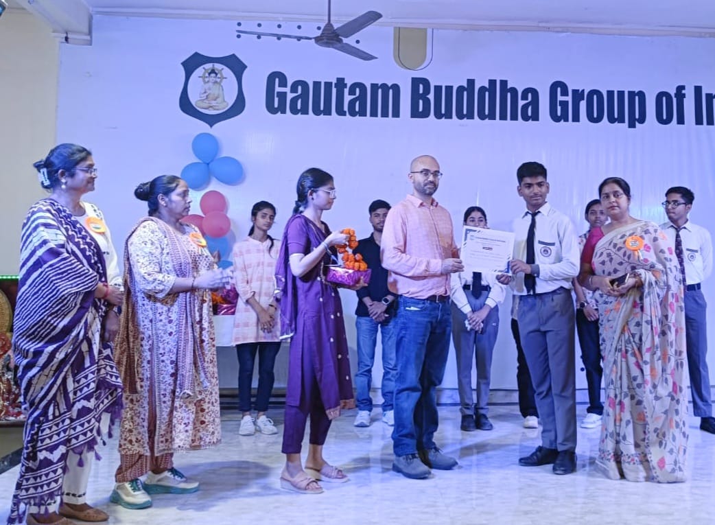 सम्मान पाकर खिल उठे मेधावियों के चेहरे