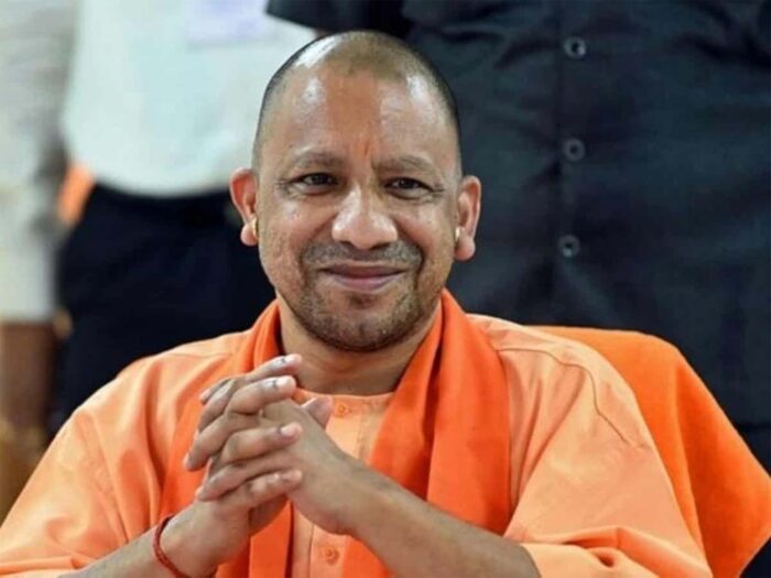 मुख्यमंत्री योगी आदित्यनाथ ने गोरखपुर में बेसिक शिक्षा विभाग द्वारा आयोजित समारोह में शिक्षामित्रों का किया सम्मान