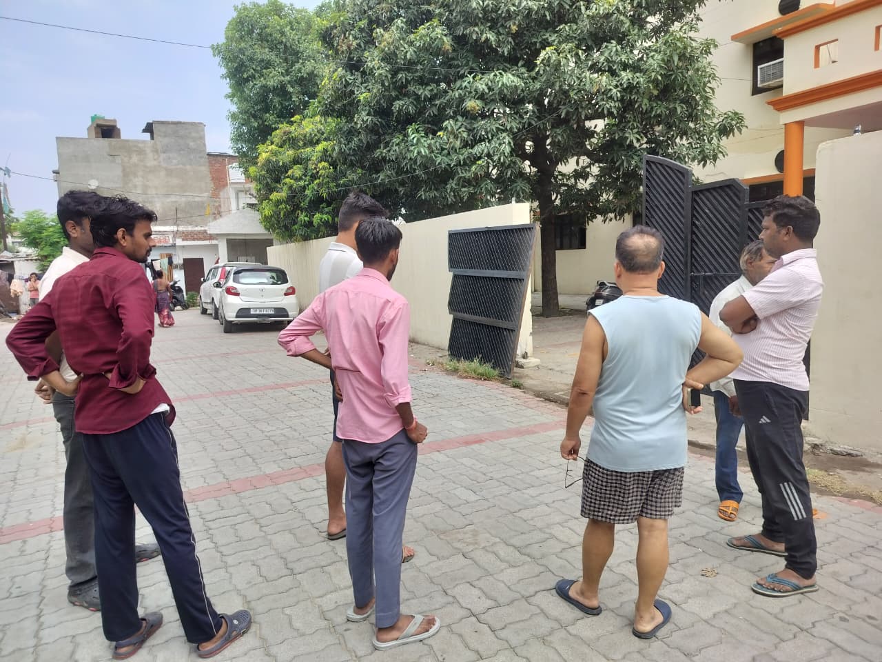 लखनऊ :डे-केयर सेंटर का जर्जर गेट गिरने से 7 वर्षीय बच्चे की मौत, स्थानीय लोगों में आक्रोश