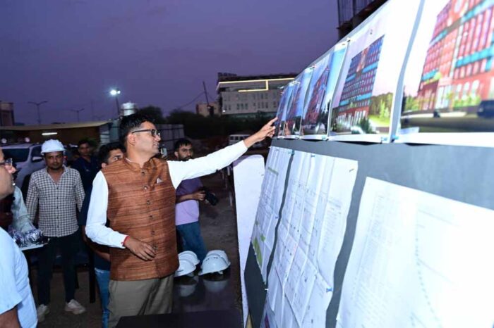 रेलवे ओवरब्रिज, आईटी बिल्डिंग, स्पोर्ट्स कॉम्प्लेक्स सहित कई परियोजनाओं की प्रगति का लिया जायजा
