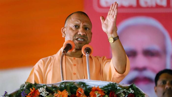 विकास और सौगातों की बारिश! महराजगंज में CM योगी ने बांटे चेक और आवास की चाबियां