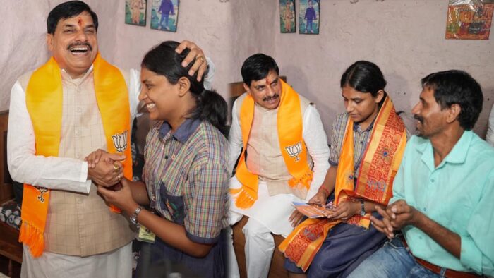 मुख्यमंत्री मोहन यादव का अनोखा अंदाज, स्कूटी पर सवार होकर टॉपर चांदनी के घर पहुंचे, परिवार संग ली सेल्फी