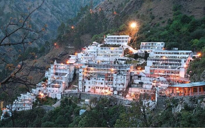 मां वैष्णो देवी के दरबार में उमड़ा आस्था का सैलाब, 50.70 लाख भक्त पहुंचे; पिछले साल से 10 लाख अधिक श्रद्धालु
