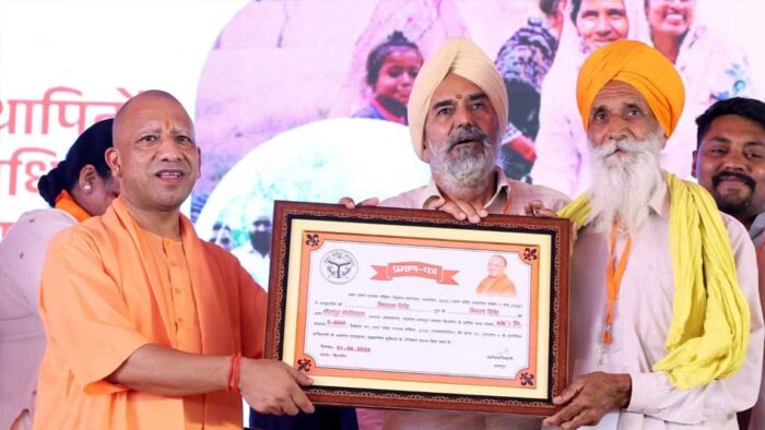 विभिन्न योजनाओं के लाभार्थियों को मुख्यमंत्री ने दिया सम्मान, सौंपे चेक और आवंटन पत्र