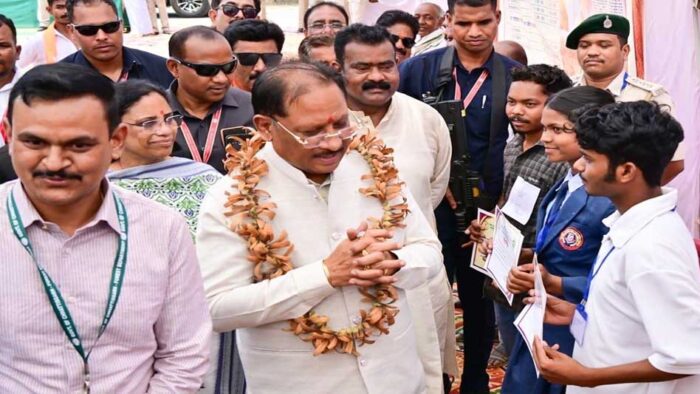 मुख्यमंत्री विष्णुदेव साय ने हितग्राहियों से की आत्मीय मुलाकात, ‘एक पेड़ मां के नाम’ अभियान के तहत किया पौधरोपण