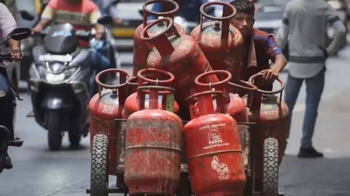 अंतरराष्ट्रीय कच्चे तेल में गिरावट के बावजूद घरेलू LPG कीमतें बनी हुईं स्थिर