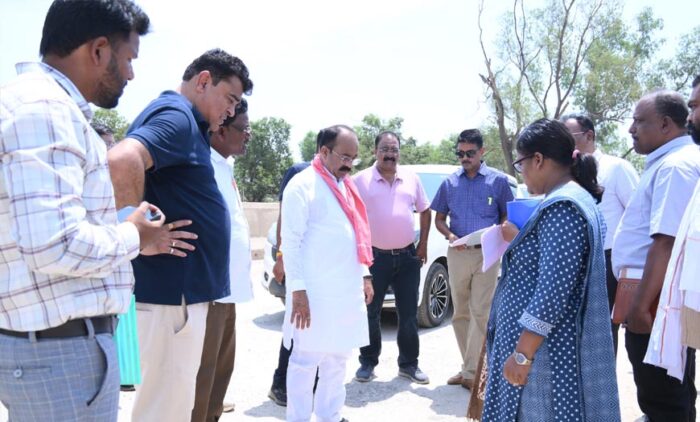 साव ने दिए निर्देश : निर्माणाधीन सड़कों और पुलों की वजह से बरसात में लोगों को आवाजाही में न हो परेशानी