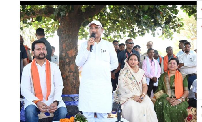 आम की छांव में सजी मुख्यमंत्री की चौपाल, खाट पर बैठकर सुनीं ग्रामीणों की समस्याएं; मौके पर दिए समाधान