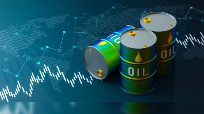 Crude Oil Price Alert: तेल बाजार में बड़ी गिरावट की आशंका, Fitch की रिपोर्ट ने बढ़ाई हलचल