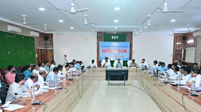स्वास्थ्य, शिक्षा, अधोसंरचना, कृषि, आवास, पेयजल, राशन एवं सामाजिक सुरक्षा योजनाओं की प्रगति का लिया जायजा
