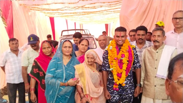 लेफ्टिनेंट विनय सिंह का पण्डित खेड़ा में भव्य स्वागत, क्षेत्रवासियों ने किया अभिनंदन