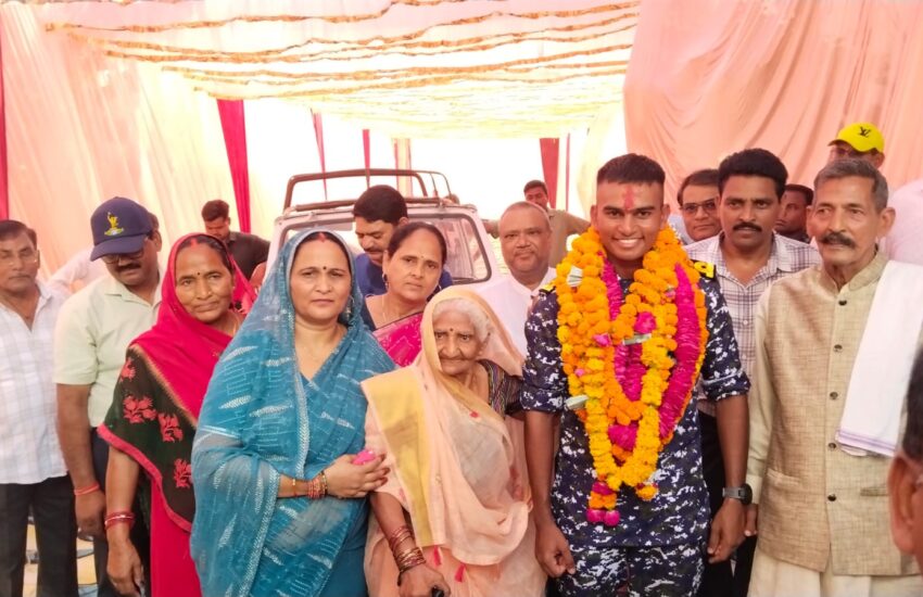 लेफ्टिनेंट विनय सिंह का पण्डित खेड़ा में भव्य स्वागत, क्षेत्रवासियों ने किया अभिनंदन